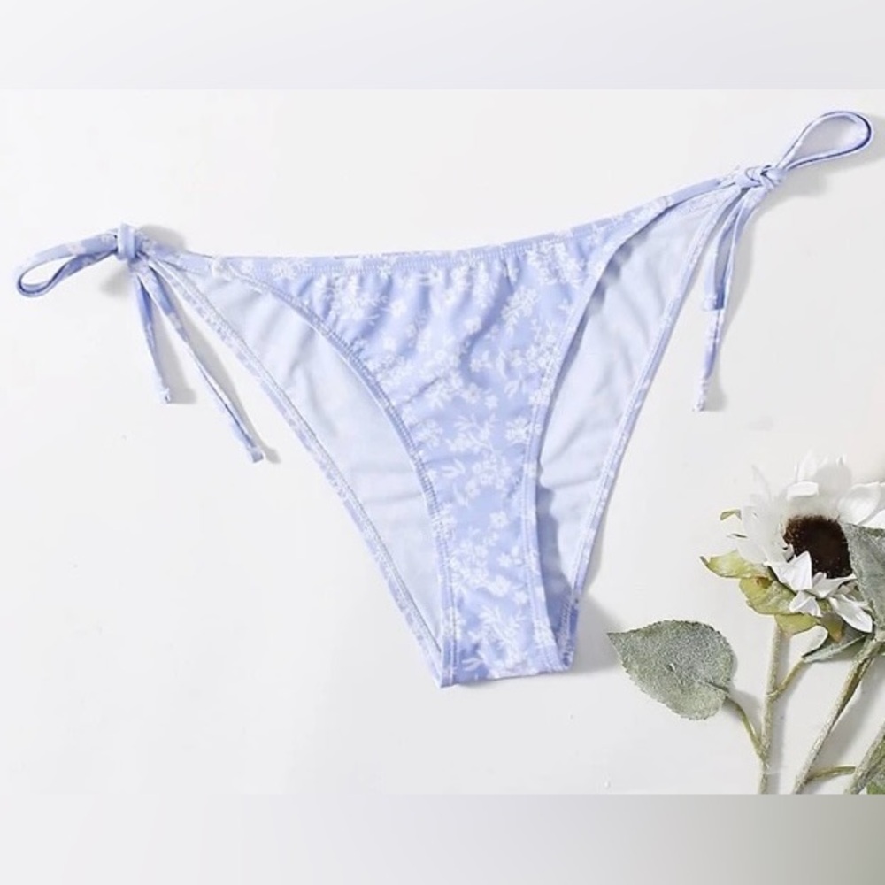 SHEIN Swim Summer Blue & White Floral
Print Tie Side Bikini Bottom Size Medium